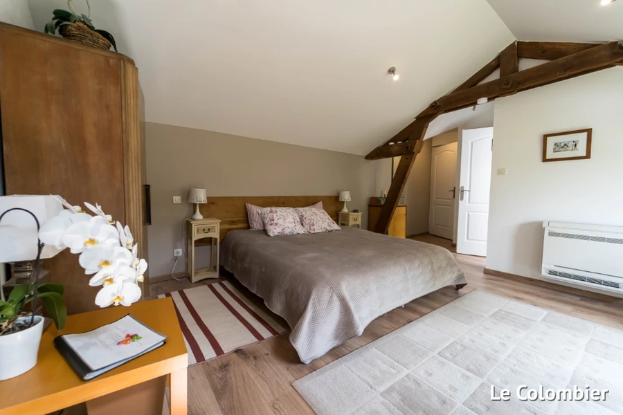 Chambre Le Colombier sous charpente apparente, au Clos de Royaucourt