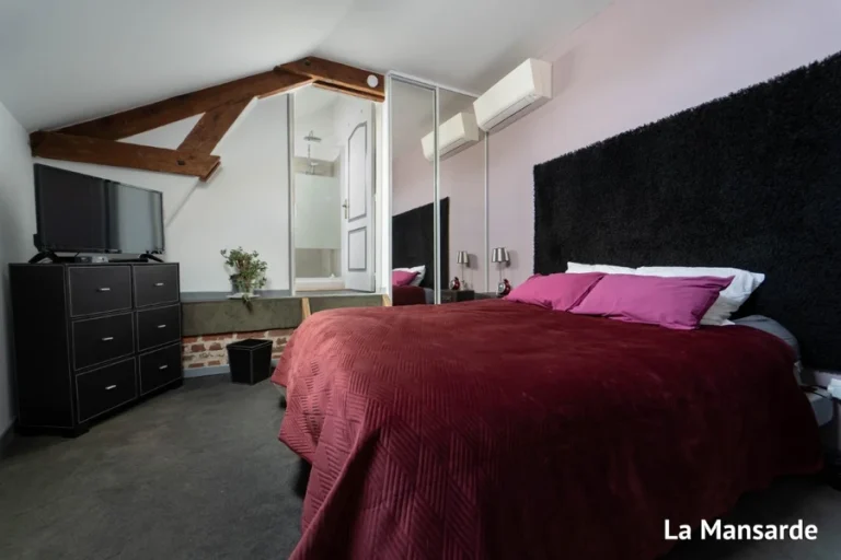 Chambre La Mansarde du Clos de Royaucourt, poutre apparente sous les combles et tête de lit capitonnée noire