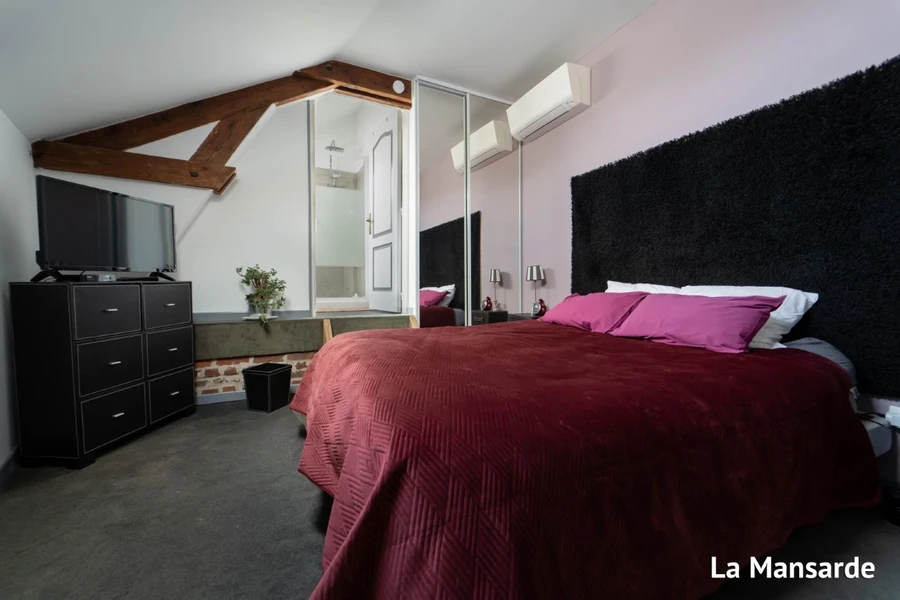 Chambre La Mansarde du Clos de Royaucourt, poutre apparente sous les combles et tête de lit capitonnée noire