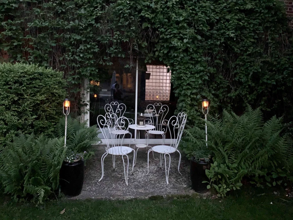 Salon de jardin en osier sur la terrasse ombragée