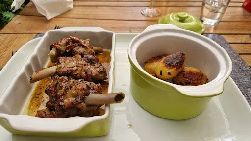 Souris d'agneau confite et pommes de terre rôties, plat servi à la table d'hôtes du Clos de Royaucourt